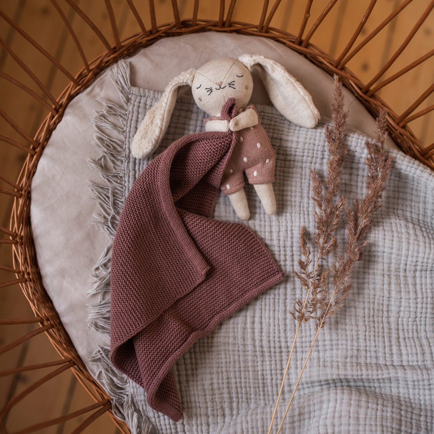 Rosa Kuscheltuch mit Hase von Ava & Yves - ideales Geschenk zur Geburt oder Taufe