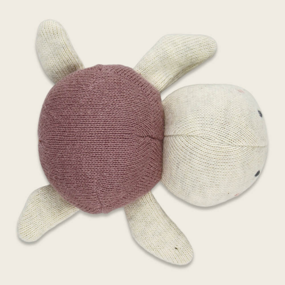 Babyrassel "Schildkröte" mit Panzer in malve von Ava & Yves - Produktansicht von oben