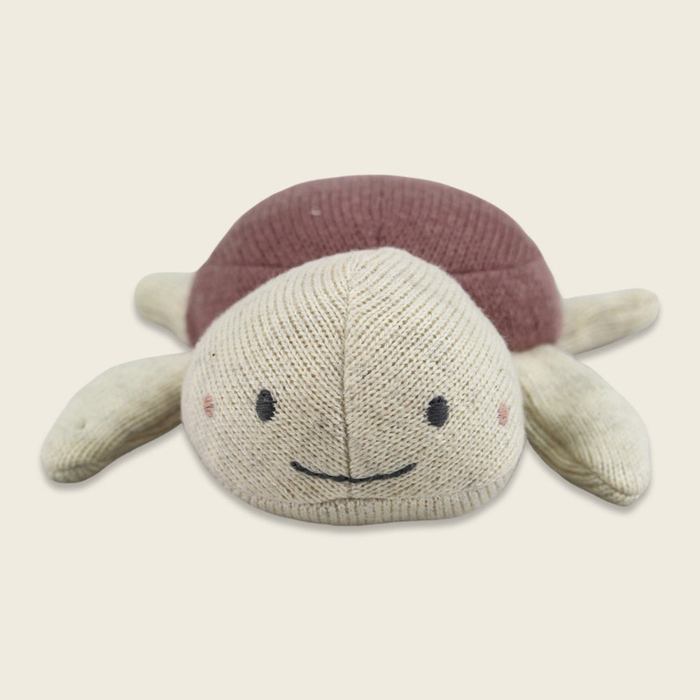 Babyrassel "Schildkröte" mit Panzer in malve von Ava & Yves - Produktansicht