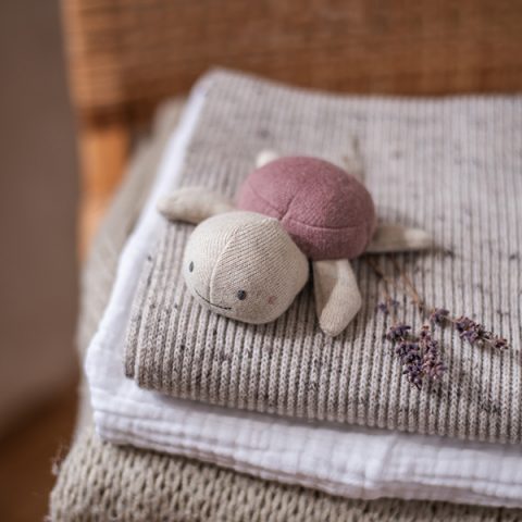 Babyrassel "Schildkröte" mit Panzer in malve von Ava & Yves - liebevoll designt, ideals Geschenk zur Geburt oder Taufe.