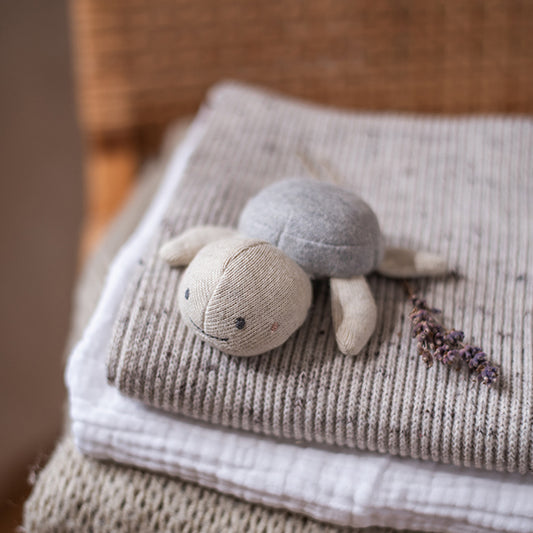 Babyrassel "Schildkröte" mit Panzer in hellgrau von Ava & Yves - liebevoll designt, ideals Geschenk zur Geburt oder Taufe.