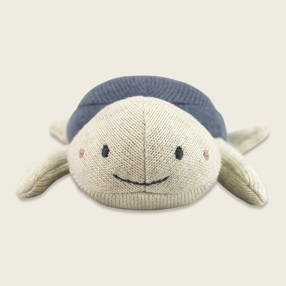 Babyrassel "Schildkröte" mit Panzer in jeansblau von Ava & Yves - Produktansicht