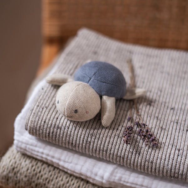 Babyrassel "Schildkröte" mit Panzer in jeansblau von Ava & Yves - liebevoll designt, ideals Geschenk zur Geburt oder Taufe.