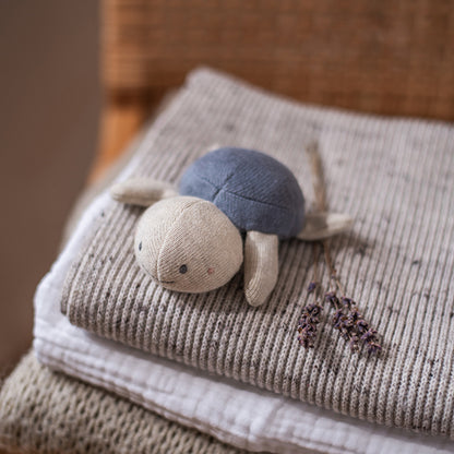 Babyrassel "Schildkröte" mit Panzer in jeansblau von Ava & Yves - liebevoll designt, ideals Geschenk zur Geburt oder Taufe.