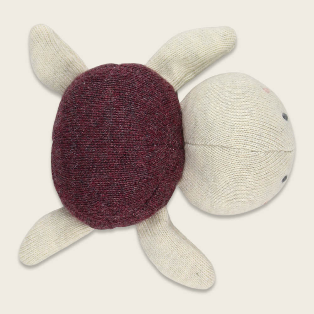 Babyrassel Schildkröte mit Panzer in aubergine von Ava & Yves–zauberhaftes Design. Ideal für kleine Hände. 