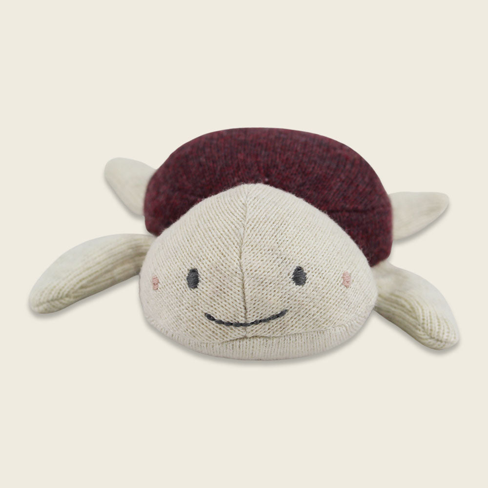 Babyrassel Schildkröte mit Panzer in aubergine von Ava & Yves–liebevoll designt, weich & ideal für kleine Babyhände.