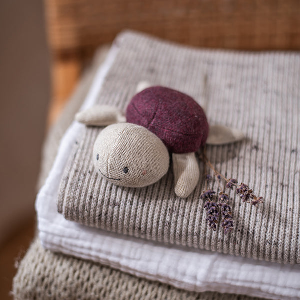 Babyrassel Schildkröte mit Panzer in aubergine von Ava & Yves–Perfekt als Geschenk zur Geburt.