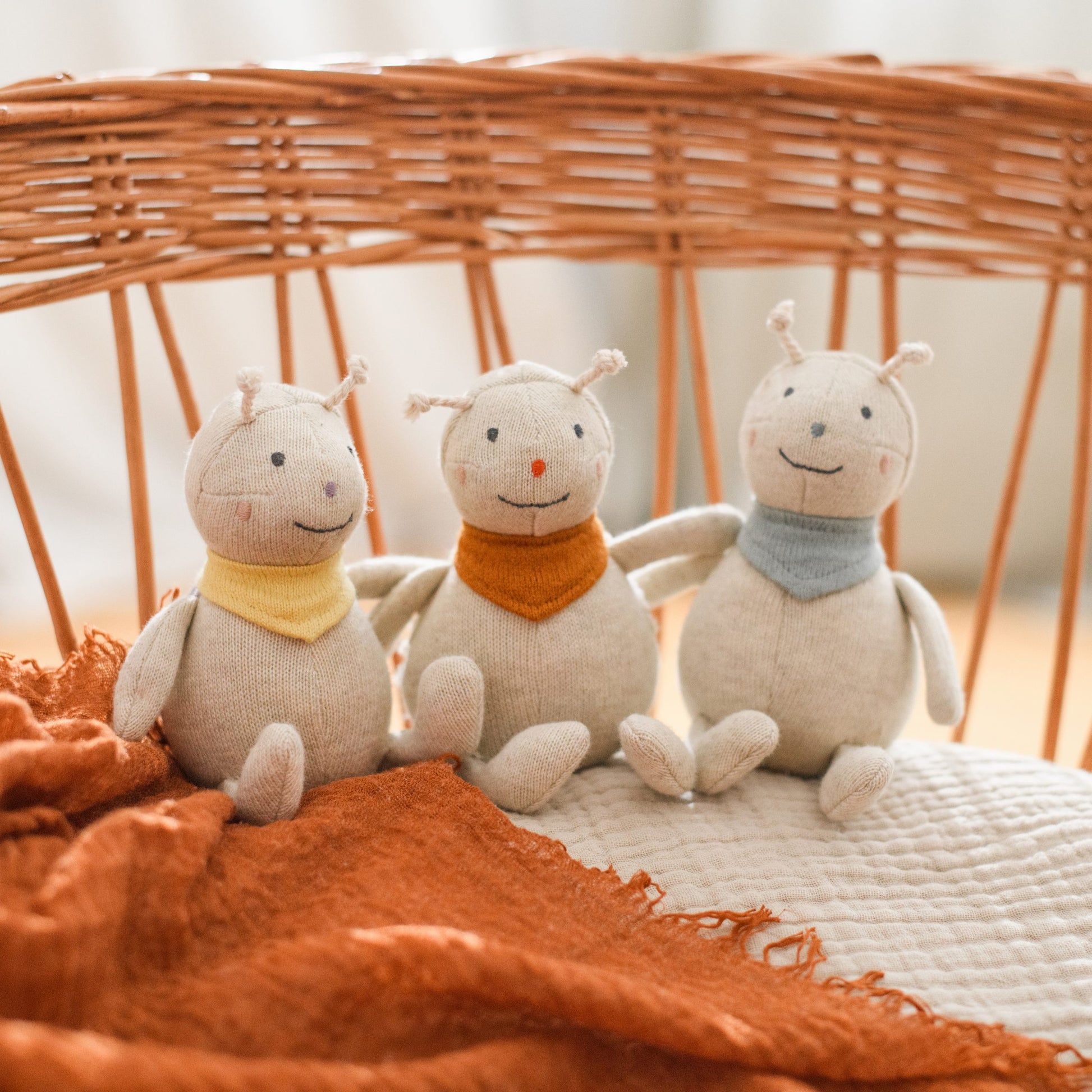 Babyrassel "Marienkäfer" mit gelben Schal von Ava & Yves - liebevoll designtes Babyspielzeug, perfekt für kleine Hände und als Geschenk zur Geburt.