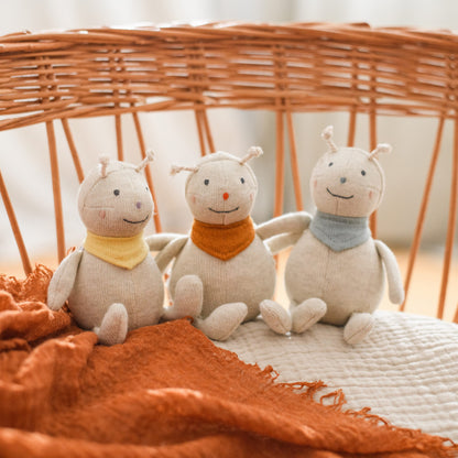 Babyrassel "Marienkäfer" mit gelben Schal von Ava & Yves - liebevoll designtes Babyspielzeug, perfekt für kleine Hände und als Geschenk zur Geburt.