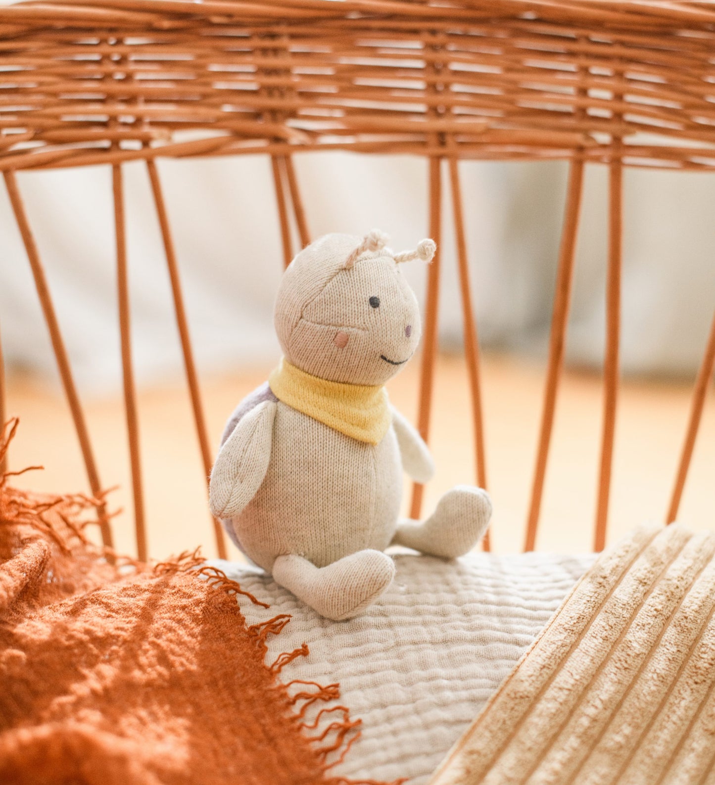 Babyrassel "Marienkäfer" mit gelben Schale von Ava & Yves - weiches Babyspielzeug, ideales Geschenk zur Geburt