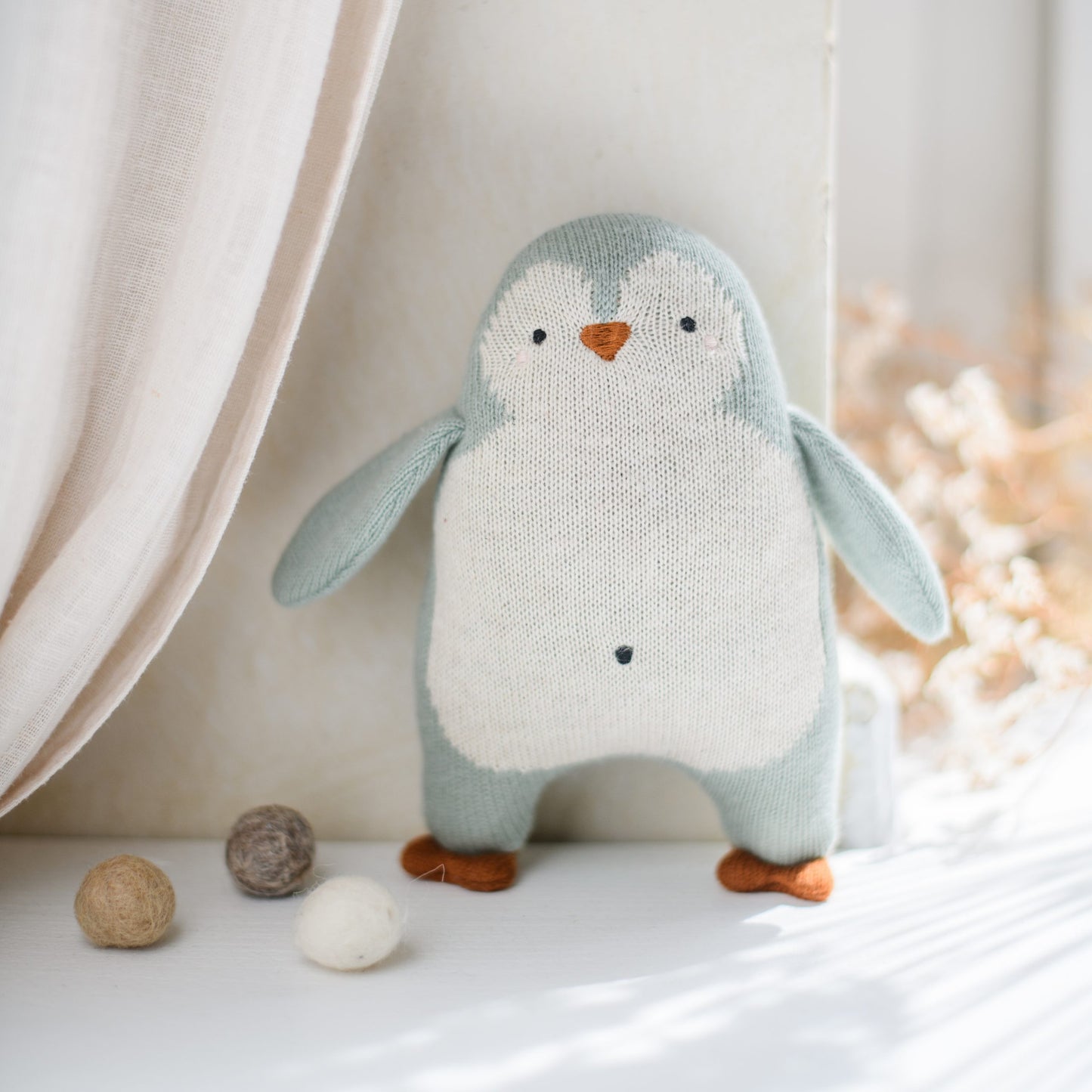 Babyrassel "Pinguin" in hellblau von Ava & Yves - liebevoll designt, perfekt für Babys und Kleinkinder
