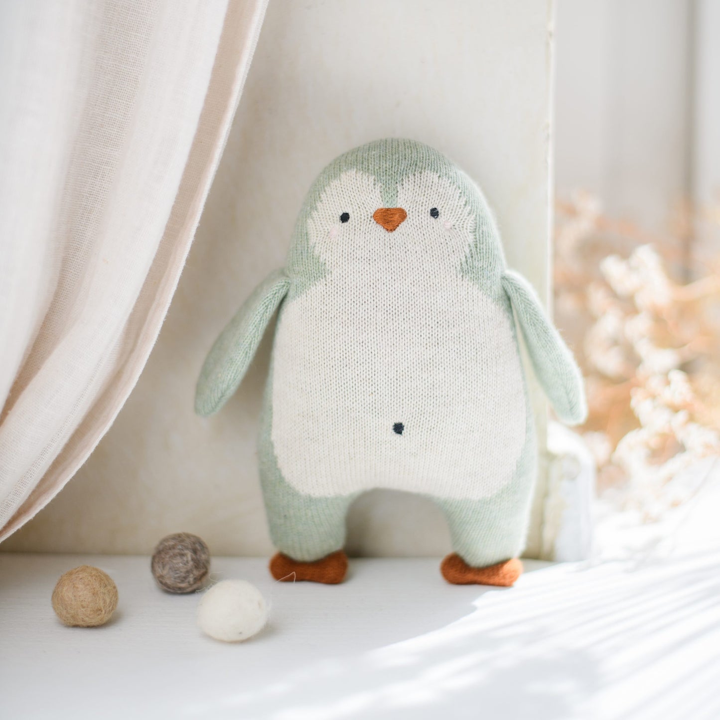 Babyrassel "Pinguin" mint von Ava & Yves - ideales Geschenk zur Geburt
