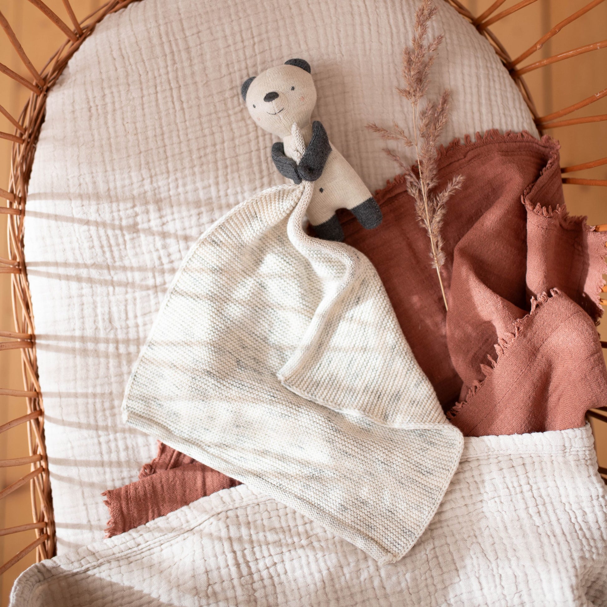 Naturfarbendes Kuscheltuch mit Panda von Ava & Yves - ideale Geschenkidee zur Geburt oder Taufe