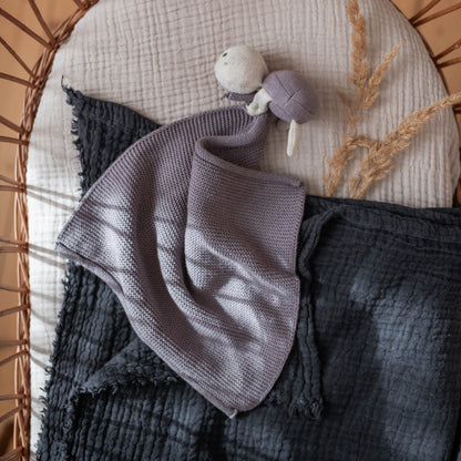 Fliederfarbendes Kuscheltuch mit Schildkröte von Ava & Yves - ideale Geschenkidee zur Geburt oder Taufe