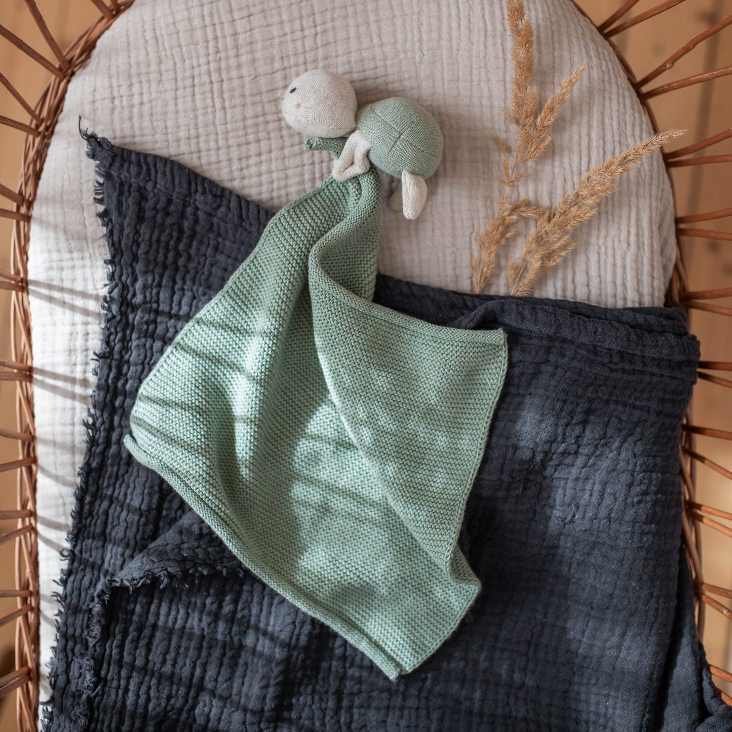 Mintfarbendes Kuscheltuch mit Schildkröte von Ava & Yves - ideale Geschenkidee zur Geburt oder Taufe