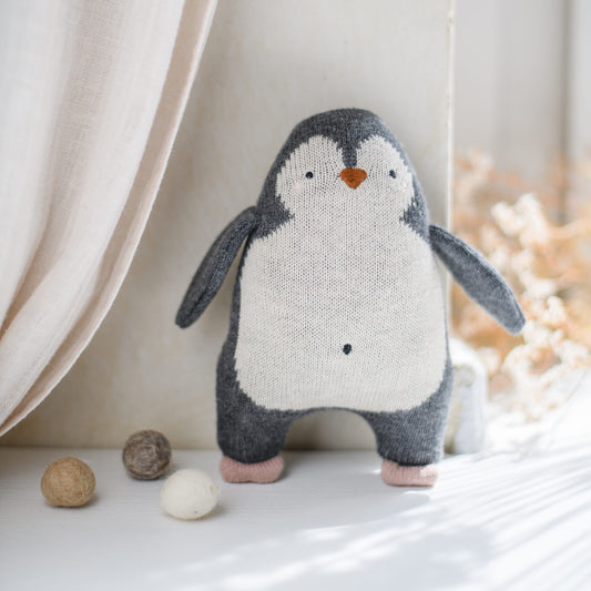 Babyrassel "Pinguin" in anthrazit von Ava & Yves - liebevoll designt, perfekt für Babys und Kleinkinder