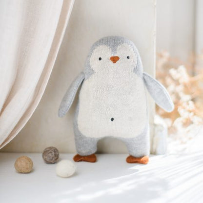 Babyrassel "Pinguin" in hellgrau von Ava & Yves - liebevoll designt, ideals Geschenk zur Geburt oder Taufe.