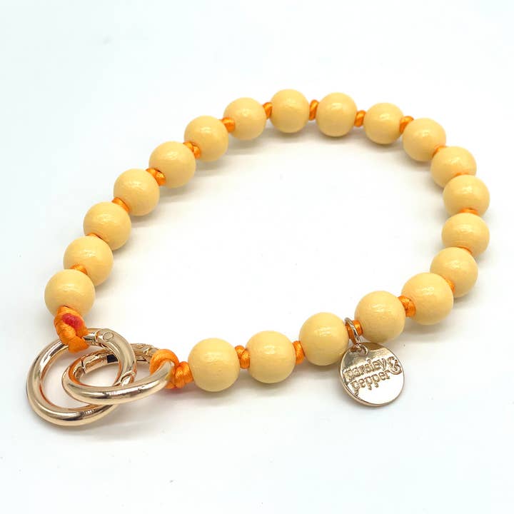 Stylische Handykette mit Holzperlen in den sommerlichen Farben gelb und orange.
