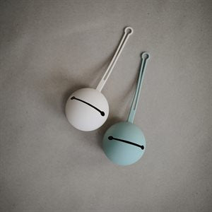 Schnullerhalter von Mushie im Farbton sand - Geschenkidee für Babys