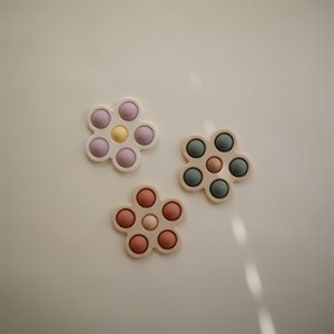 Press Toy "Flower" von Mushie - skandinavisches Design, schlcihte Farben