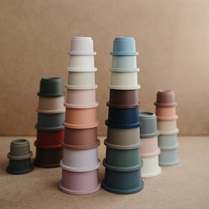 Sicheres Spielen mit Mushie Stapelbechern – BPA-frei, langlebig in stylischem Design.