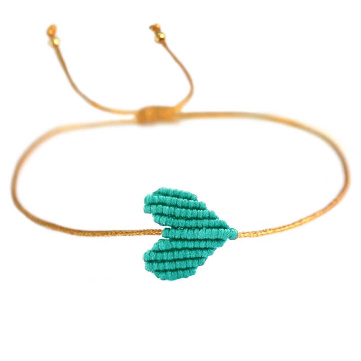 Armband mit goldenem Band und geflochtenem Herz in türkis von Love Ibiza. Dank praktischem Schiebeknoten passt das Armband an jedes Handgelenk! 