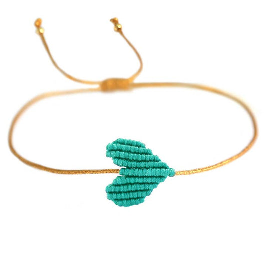 Armband mit goldenem Band und geflochtenem Herz in türkis von Love Ibiza. Dank praktischem Schiebeknoten passt das Armband an jedes Handgelenk! 