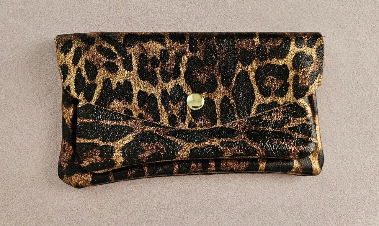 Portemonnaie aus schimmerndem Leder dunklem Leoprint - Ideal für den Alltag oder für die nächste Party.
