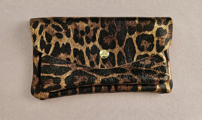 Portemonnaie aus schimmerndem Leder dunklem Leoprint - Ideal für den Alltag oder für die nächste Party.