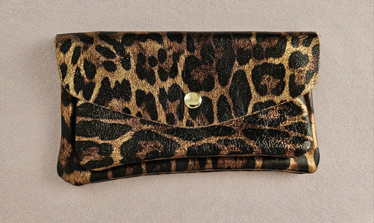 Portemonnaie aus schimmerndem Leder dunklem Leoprint - Ideal für den Alltag oder für die nächste Party.