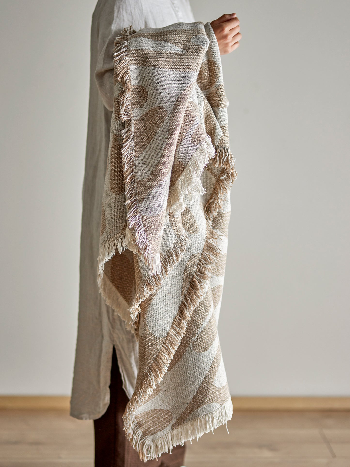 Decke "Alk" in beige von Bloomingville - Waschbar und aus recycelter Baumwolle. 