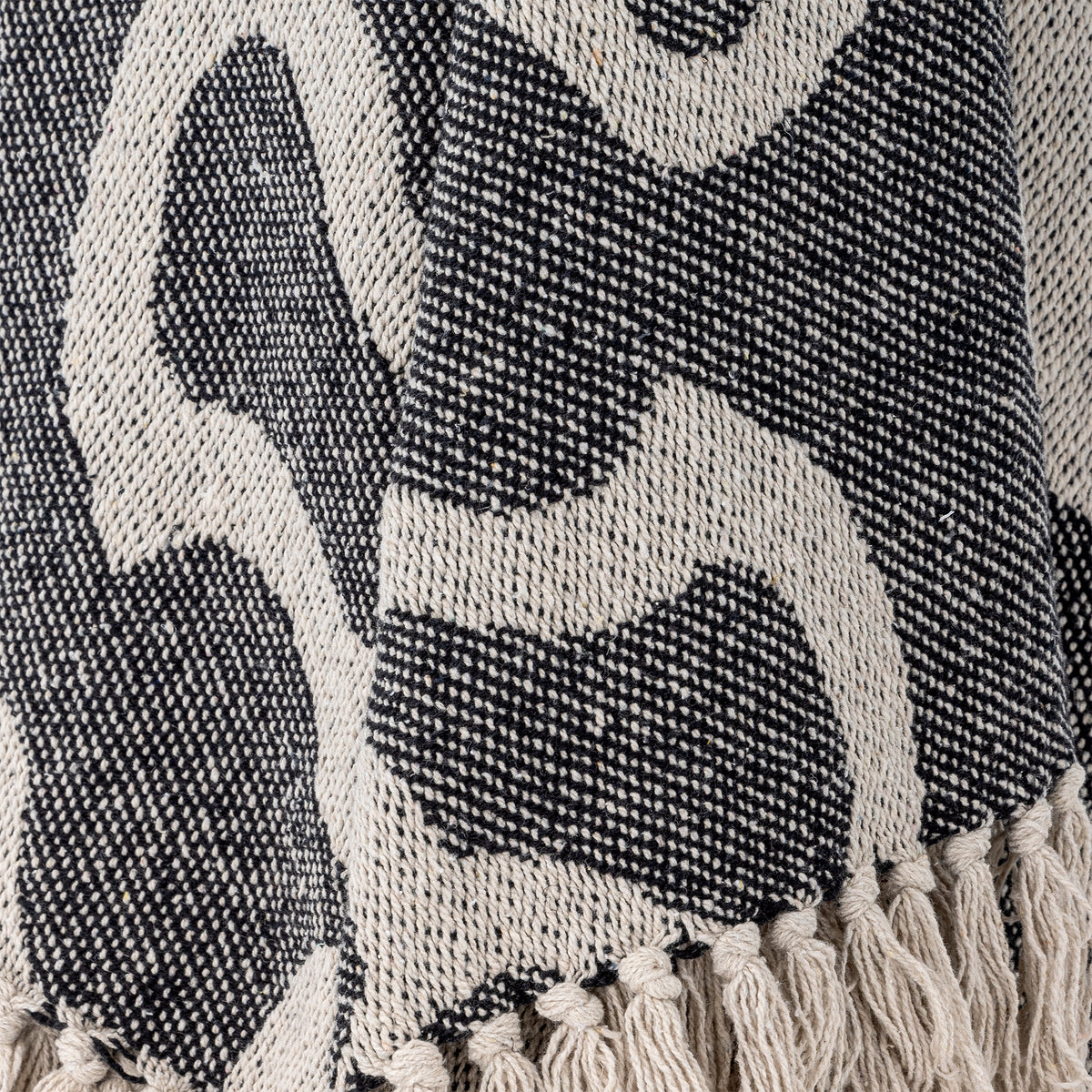 Decke "Salobre" in schwarz von Bloomingville:. Mit grafischem, kontrastreichen Muster und Fransen. 