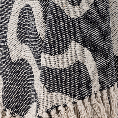 Decke "Salobre" in schwarz von Bloomingville:. Mit grafischem, kontrastreichen Muster und Fransen. 