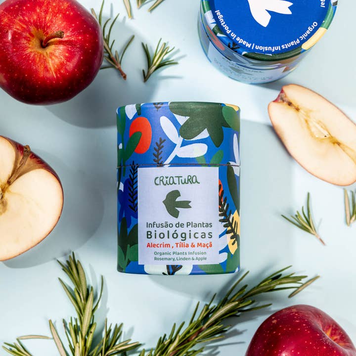 Bio Tee aus Portugal von Criature. Liebevoll Bio Tee aus Portugal von Criature.Eine Kombination aus handgepflücktem Rosmarin mit der Sanftheit der Linde und der natürlichen Süße des portugiesischen Apfels