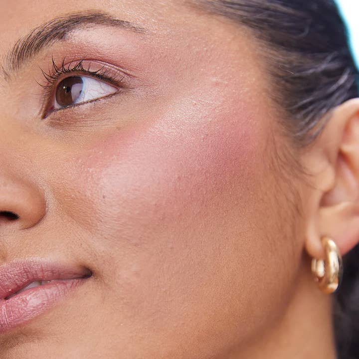 Blush Balm "Pink Hour" von Pure U verleiht Wangen und Lippen einen zarten Glow. Hält den ganzen Tag. 