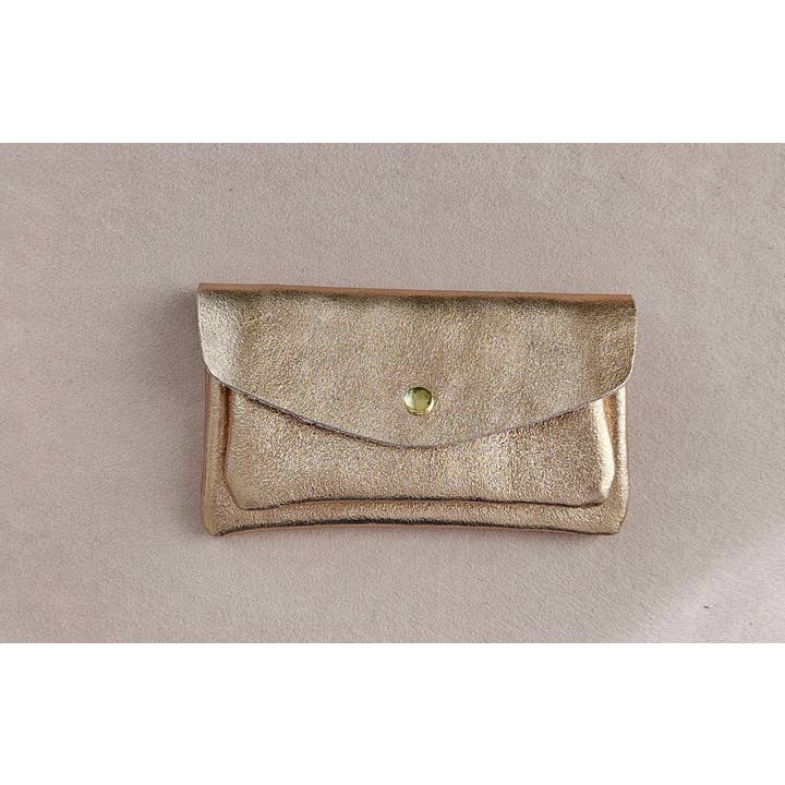 Portemonnaie aus schimmerndem Leder in nude - Ideal für den Alltag oder für die nächste Party.