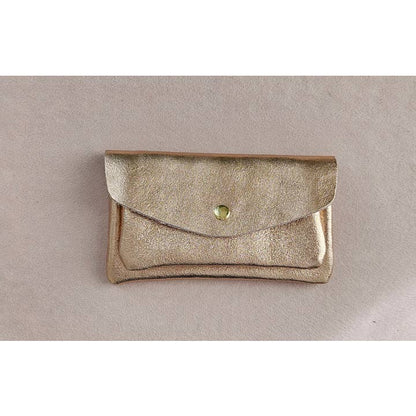 Portemonnaie aus schimmerndem Leder in nude - Ideal für den Alltag oder für die nächste Party.