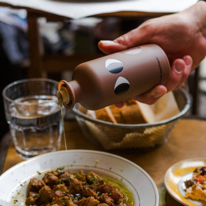 200ml Natives Olivenöl mit rüffel von Yiayia & Friends - sylische Flasche mit perfekten Ausguss