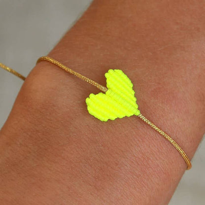Armband mit geflochtenem Herz in neongelb von Love biza. Mit praktischem Schiebeknoten.