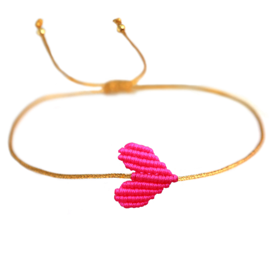 Armband mit goldenem Band und geflochtenem Herz in pink von Love Ibiza. Dank praktischem Schiebeknoten passt das Armband an jedes Handgelenk! 
