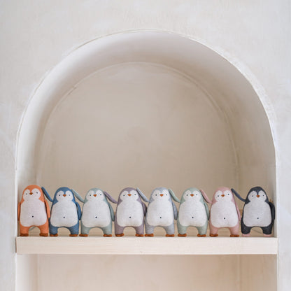 Babyrassel "Pinguin" in verschiedenen Farben von Ava & Yves - liebevoll designt, ideales Geschenk zur Geburt. 