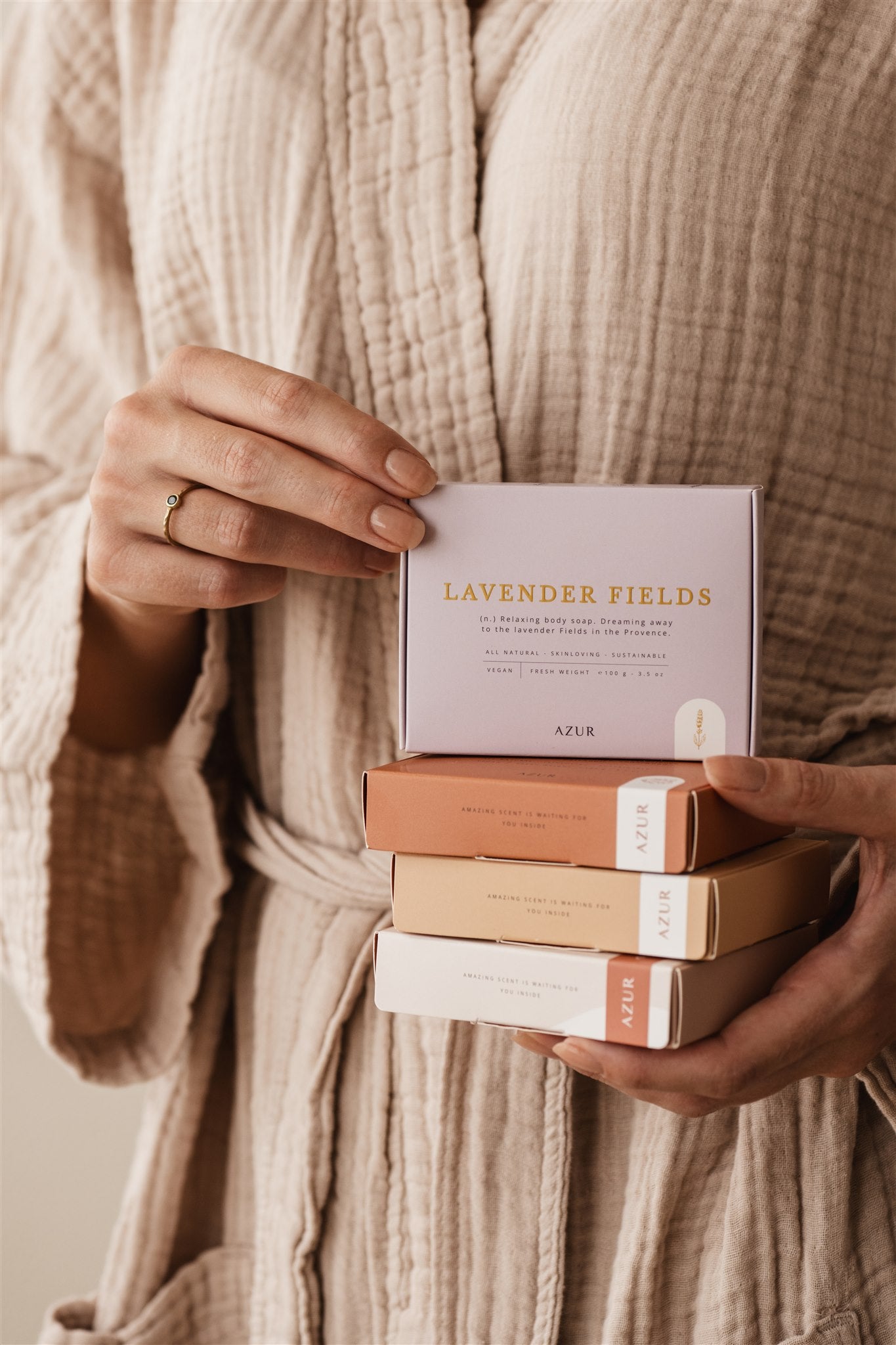 Naturseife Lavender Fields von Azur Natural Bodycare – Verpackung in Hand präsentiert, weitere Verpackungen zu sehen