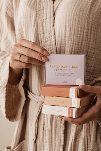 Naturseife Lavender Fields von Azur Natural Bodycare – Verpackung in Hand präsentiert, weitere Verpackungen zu sehen