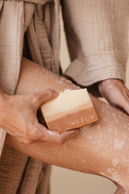 Naturseife „Sunset Dreams“ von Azur Natural Bodycare – in Hand gehalten unter Dusche