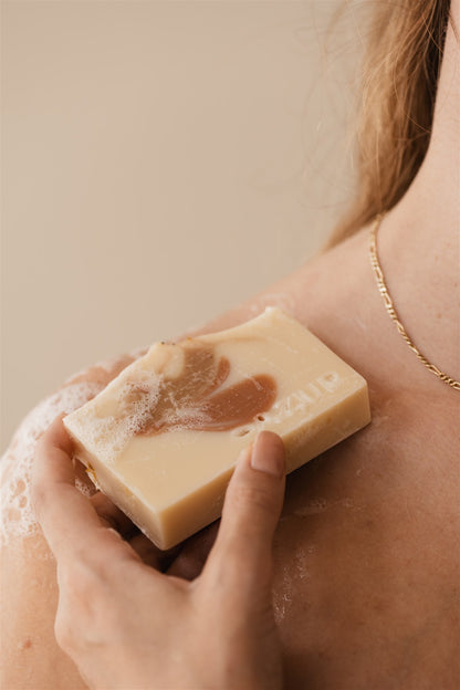 Naturseife „Spicy Spirit“ von Azur Natural Bodycare – in Anwendung auf der Haut