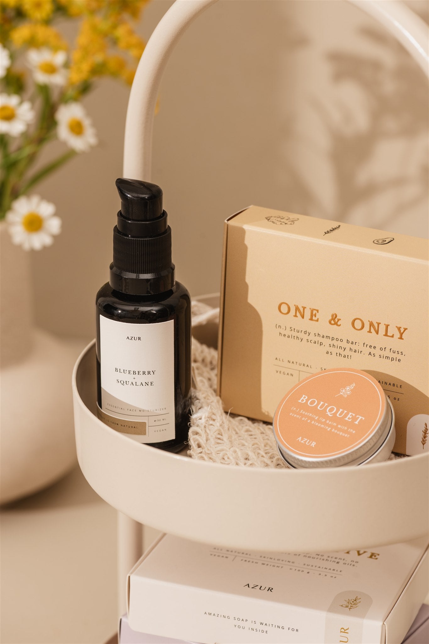 Lippenbalsam Bouquet von Azur Natural Bodycare - mit weiteren Produkten von Azur präsentiert, im Etagere