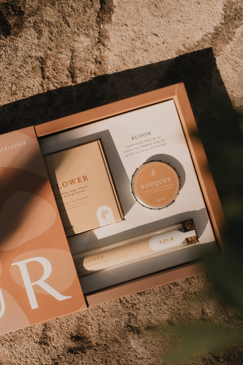 Geschenkset "Bloom" von Azur Natural Bodycare mit dem beliebten Duft Wild Flower: Liebevoll zusammengestelltes Trio zum Verschenken oder für die eigene Selfcare