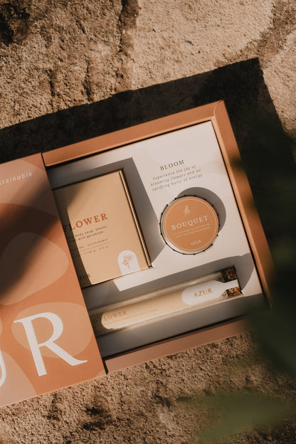 Geschenkset "Bloom" von Azur Natural Bodycare mit dem beliebten Duft Wild Flower: Liebevoll zusammengestelltes Trio zum Verschenken oder für die eigene Selfcare