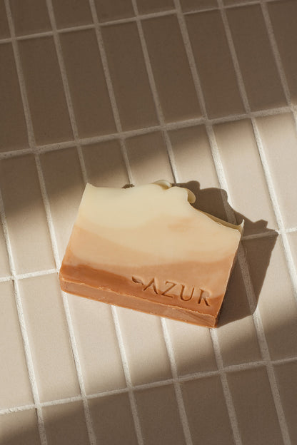 Naturseife „Spicy Spirit“ von Azur Natural Bodycare – auf Fliesen präsentiert