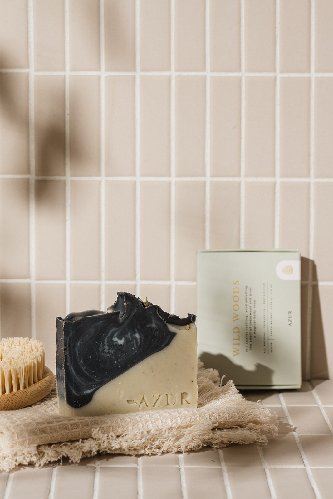 Naturseife „Wild Woods“ von Azur Natural Bodycare – vor Badfliesen präsentiert